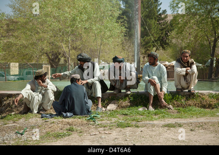 Afghan Polizia Locale candidati attendere per soddisfare con la polizia nazionale afgana e l esercito nazionale afgano forze speciali durante un ALP il processo di validazione 16 marzo 2013 nella provincia di Helmand, Afghanistan. Foto Stock