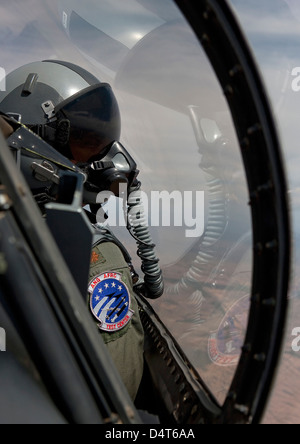 Un F-16 controlli pilota la posizione del suo wingman durante una missione di prova. Foto Stock