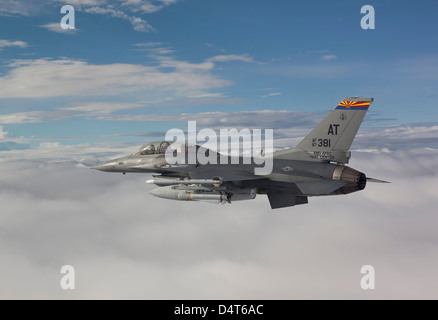 Un F-16 Fighting Falcon vola con un AGM-65 missile Maverick. Foto Stock