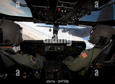 Un CV-22 Osprey antenna onducts il rifornimento di carburante con un HC-130 aeromobili. Foto Stock