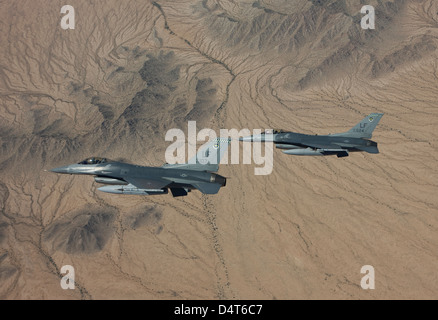 Due F-16's dalla 56th Fighter Wing a Luke Air Force Base in Arizona, manuever su una missione di addestramento oltre il deserto dell'Arizona. Foto Stock