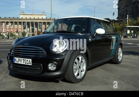 Berlino, Germania, una Mini Cooper dalla flotta di car sharing azienda unità ora Foto Stock