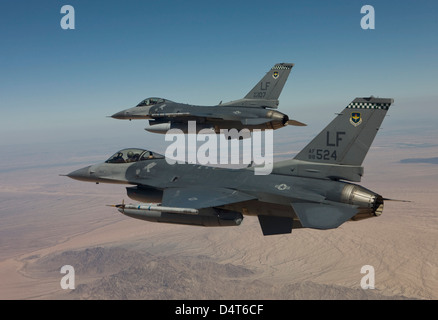 Due F-16's dalla 56th Fighter Wing a Luke Air Force Base in Arizona, volare in formazione su Arizona. Foto Stock