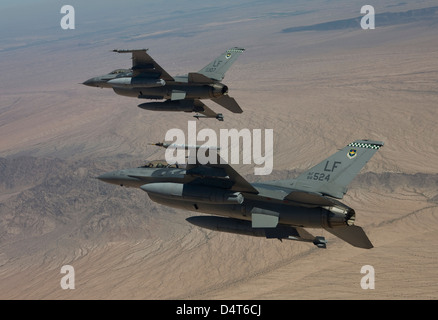 Due F-16's dalla 56th Fighter Wing a Luke Air Force Base in Arizona, manuever su una missione di addestramento oltre il deserto dell'Arizona. Foto Stock