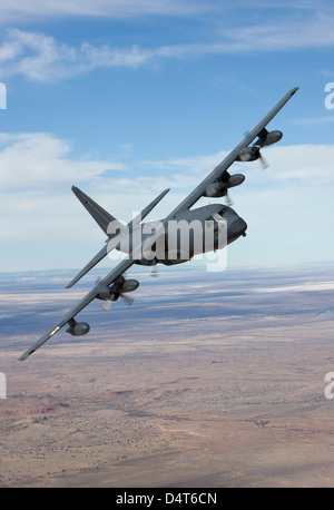 Un MC-130 che manuevers durante una missione di addestramento su Nuovo Messico. Foto Stock