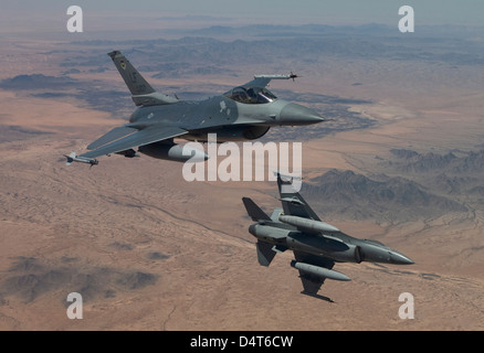 Due F-16's dalla 56th Fighter Wing a Luke Air Force Base in Arizona, manuever su una missione di addestramento oltre il deserto dell'Arizona. Foto Stock