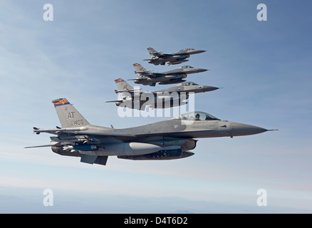 Quattro F-16's volare in formazione su Arizona Foto Stock