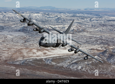 Un MC-130 che manuevers durante una missione di addestramento su Nuovo Messico. Foto Stock