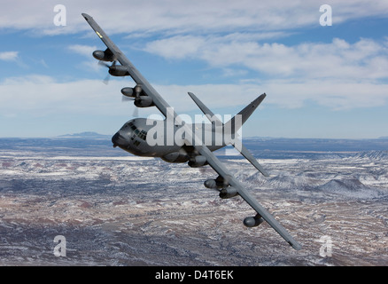 Un MC-130 che manuevers durante una missione di addestramento su Nuovo Messico Foto Stock