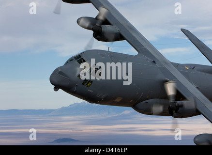 Un MC-130 che manuevers durante una missione di addestramento su Nuovo Messico. Foto Stock
