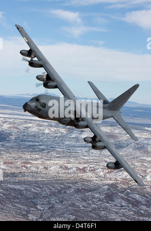 Un MC-130 che manuevers durante una missione di addestramento su Nuovo Messico. Foto Stock