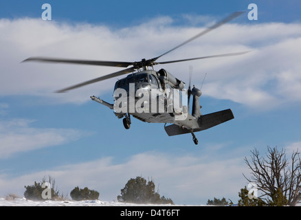 Un HH-60G Pave Hawk fly di basso al di sopra di una zona di atterraggio in Nuovo Messico. Foto Stock