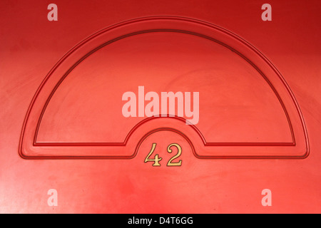 Casino rosso sfondo porta con numero di ottone 42 utile per lo sfondo Foto Stock