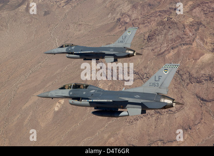 Due F-16's dalla 56th Fighter Wing a Luke Air Force Base in Arizona, manuever su una missione di addestramento oltre il deserto dell'Arizona. Foto Stock