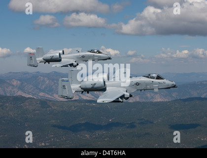 Due A-10 del Thunderbolt da 124Fighter Wing's 190Fighter Squadron volare sulle montagne in Idaho centrale. Foto Stock