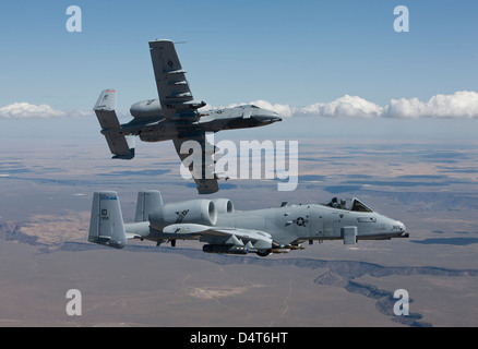 Due A-10 del Thunderbolt da 124Fighter Wing manuever sorvolando il Saylor Creek gamma di bombardamenti in Idaho centrale. Foto Stock