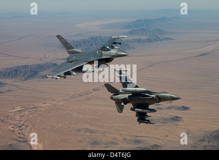 Due F-16's dalla 56th Fighter Wing a Luke Air Force Base in Arizona, manuever su una missione di addestramento oltre il deserto dell'Arizona. Foto Stock