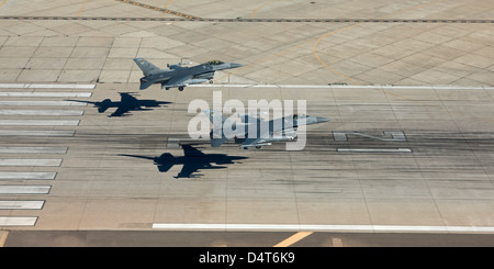 Due F-16's dalla 56th Fighter Wing a Luke Air Force Base in Arizona, terra in formazione sulla pista 21. Foto Stock