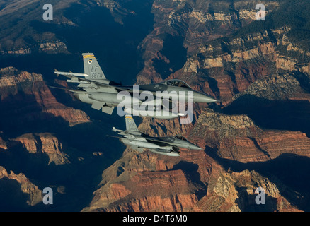 Due F-16's da Luke Air Force Base in Arizona, volare in formazione sul Grand Canyon prima del tramonto. Foto Stock