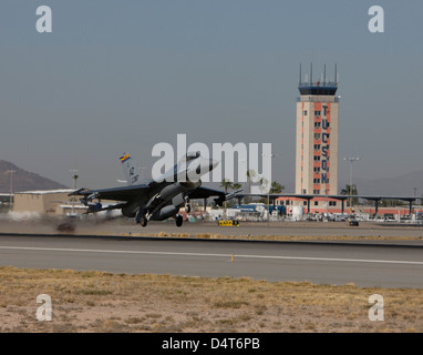 Un F-16 Fighting Falcon da 162Fighter Wing prende il largo su una missione di formazione dall'Aeroporto Internazionale di Tucson, Arizona. Foto Stock