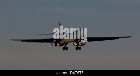 Una bomba di 7 parafango B-1B Lancer si toglie al tramonto dalla Dyess Air Force Base in Texas. Foto Stock