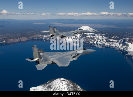 Due F-15 aquile dalla 173rd Fighter Wing volare sopra il cratere del lago nel centro di Oregon. Foto Stock