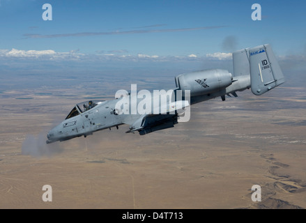 Un-10C Thunderbolt da 190° Fighter Squadron incendi il suo 30mm cannone durante una missione di addestramento fuori di Boise, Idaho. Foto Stock