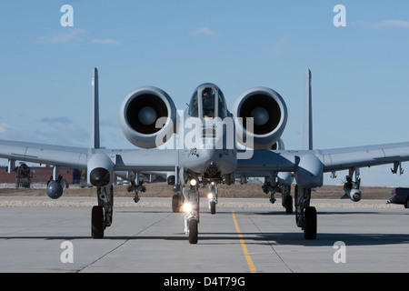 Due A-10 del Thunderbolt da 190° Fighter Squadron taxi per la pista su una missione di addestramento fuori di Boise, Idaho. Foto Stock