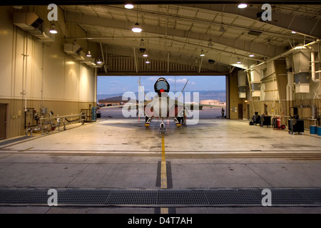 Maintence equipaggi dal 49th Fighter Wing a Holloman Air Force Base in New Mexico, opera su di un F-22 Raptor. Foto Stock