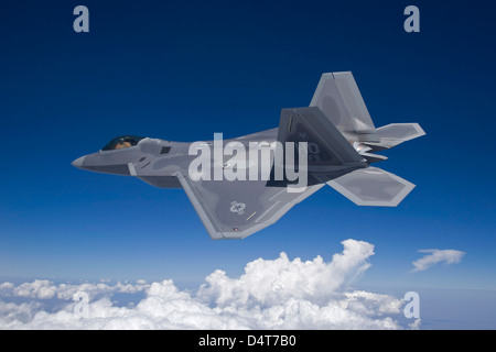 Un F-22 Raptor vola attorno a Sud del New Mexico su una missione di addestramento fuori di Holloman Air Force Base in New Mexico Foto Stock