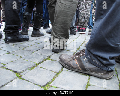 Piedi di persone in attesa del Papa in acrowdy piazza san pietro Foto Stock