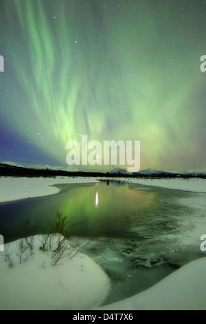 Aurora Boreale e impostazione di Venere su una montagna e creek dal pesce di lago, Whitehorse, Yukon, Canada. Foto Stock