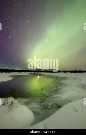 Aurora Boreale e impostazione di Venere su una montagna e creek dal pesce di lago, Whitehorse, Yukon, Canada. Foto Stock