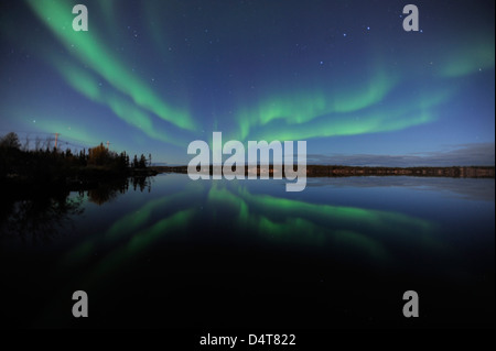 Aurora boreale su Lungo Lago, Yellowknife, Northwest Territories, Canada. Foto Stock