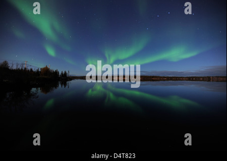 Aurora boreale su Lungo Lago, Yellowknife, Northwest Territories, Canada. Foto Stock