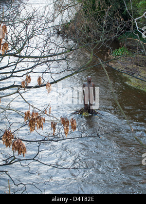 Figura in bronzo statua a Dean village stockbridge acqua di Leith Foto Stock