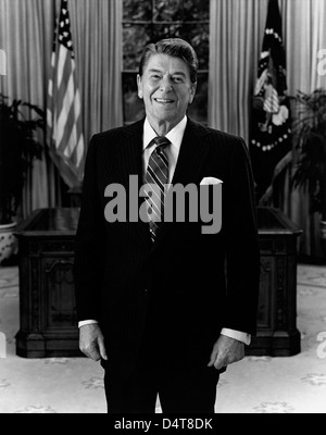 Restaurata digitalmente storia americana foto del Presidente Ronald Reagan in piedi nella Oval Office. Foto Stock