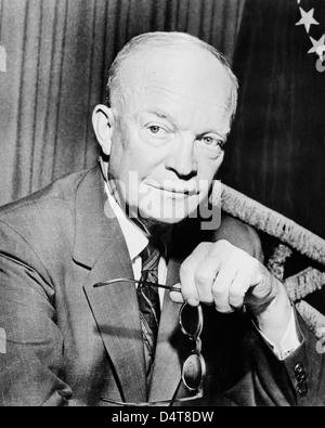 Restaurata digitalmente vintage americano della storia foto del Presidente Dwight Eisenhower tenendo un paio di occhiali. Foto Stock