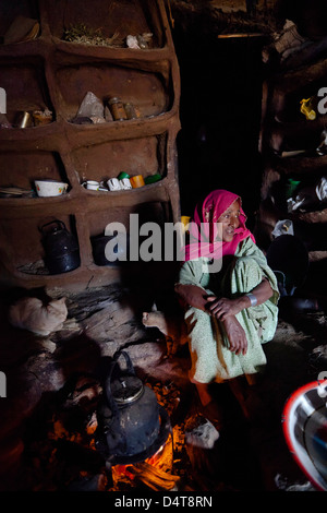 Caffè in un Tukul tradizionale di un contadino in altopiani etiopi Foto Stock