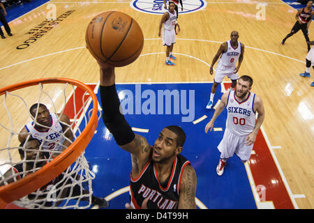 Marzo 18, 2013: Portland Trail Blazers avanti potenza LaMarcus Aldridge (12) pone il colpo durante il gioco NBA tra il Portland Trail Blazers e la Philadelphia 76ers presso la Wells Fargo Center di Philadelphia, Pennsylvania. La Filadelfia 76ers Beat The Portland Trail Blazers, 101-100. Foto Stock