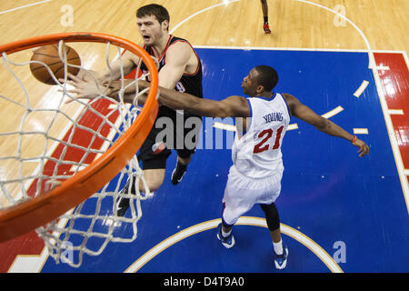 Marzo 18, 2013: Portland Trail Blazers avanti potenza Joel Freeland (19) va per il tiro con Philadelphia 76ers piccolo avanti Taddeo giovani (21) di guardia lui durante il gioco NBA tra il Portland Trail Blazers e la Philadelphia 76ers presso la Wells Fargo Center di Philadelphia, Pennsylvania. La Filadelfia 76ers Beat The Portland Trail Blazers, 101-100. Foto Stock