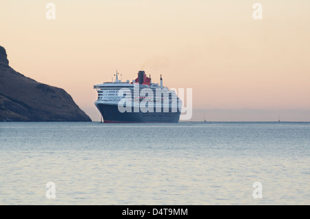 Cunard Liner Queen Mary 2 in arrivo nel porto di Akaroa nell'Isola Sud della Nuova Zelanda 14 Marzo 2013 Foto Stock