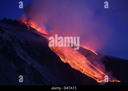 1 aprile 2012 - la lava scorre in Valle del Bove sul Monte Etna, Italia, a seguito dell eruzione parossistica. Foto Stock