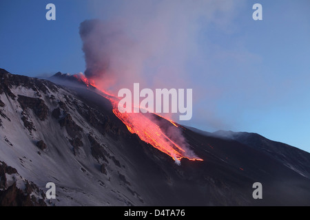 1 aprile 2012 - la lava scorre in Valle del Bove sul Monte Etna, Italia, a seguito dell eruzione parossistica. Foto Stock