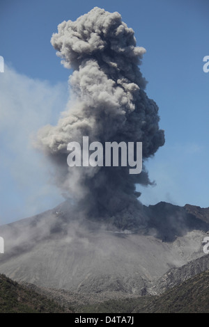 Nube di cenere dall eruzione del vulcano Sakurajima, Giappone. Foto Stock