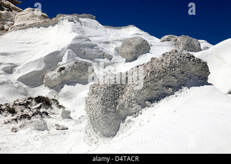 Sarakiniko pumiceous bianco formazioni di tufo scolpito da erosione, Milos, Grecia. Foto Stock