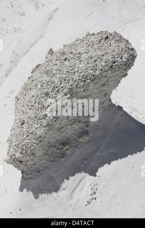 Sarakiniko pumiceous bianco formazioni di tufo scolpito da erosione, Milos, Grecia. Foto Stock