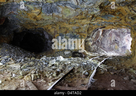 Tunnel with abandoned railtracks at historic Paliorema (alt. spelling Paleorema) sulfur mine, Milos, Greece. Foto Stock