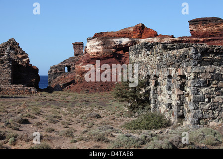 Abbandonata miniera di manganese a Cape Vani, Isola di Milos, Grecia. Immagine mostra rovine e accesso alla baia. Foto Stock