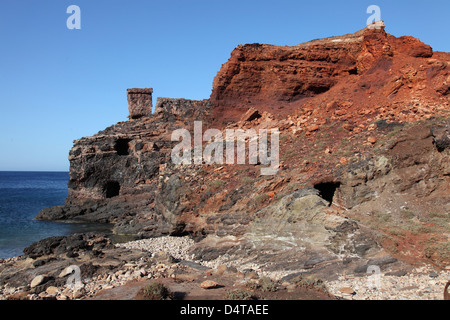 Abbandonata miniera di manganese a Cape Vani, Isola di Milos, Grecia. Immagine mostra gallerie a baia. Foto Stock